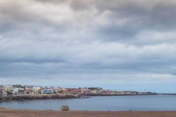 La idílica y triste postal de la costa teldense (Foto Antonio Rico)